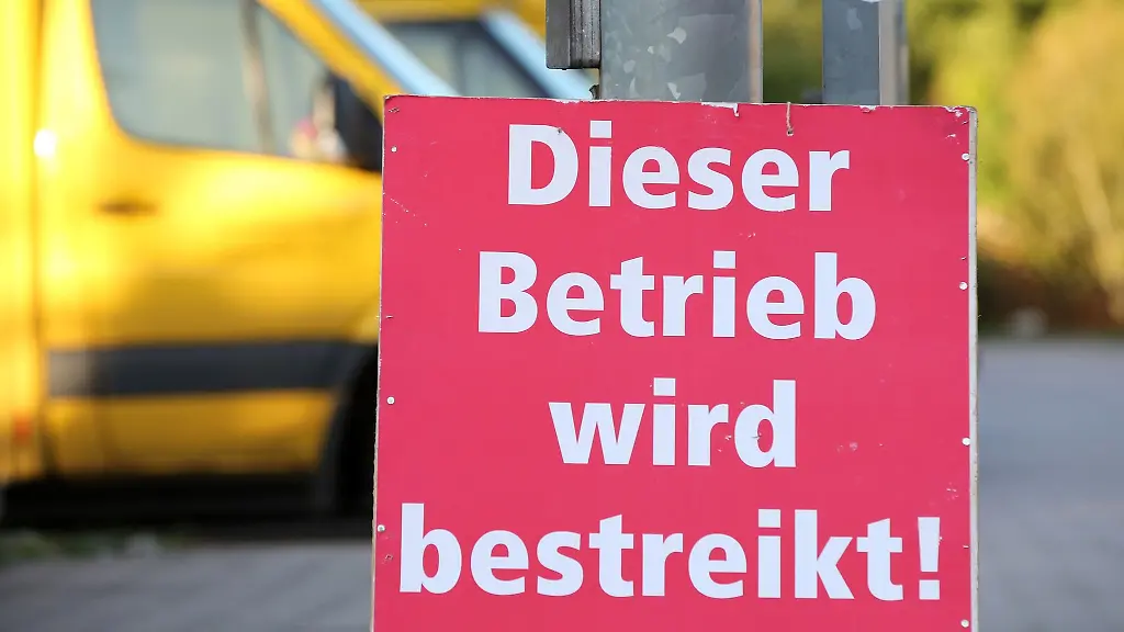 Ein-Schild-mit-der-Aufschrift-Dieser-Betrieb-wird-bestreikt-steht-vor-einer-bestreikten-Deutsche-Post-DHL-Niederlassung
