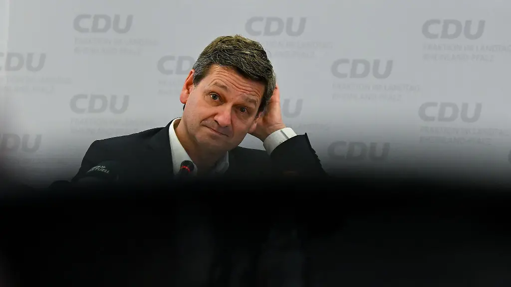 Christian-Baldauf-spricht-waehrend-einer-Pressekonferenz-der-CDU-im-Fraktionssitzungssaal