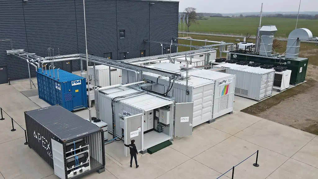 Blick-auf-das-2MW-Wasserstoffkraftwerk-der-APEX-Group-in-Laage