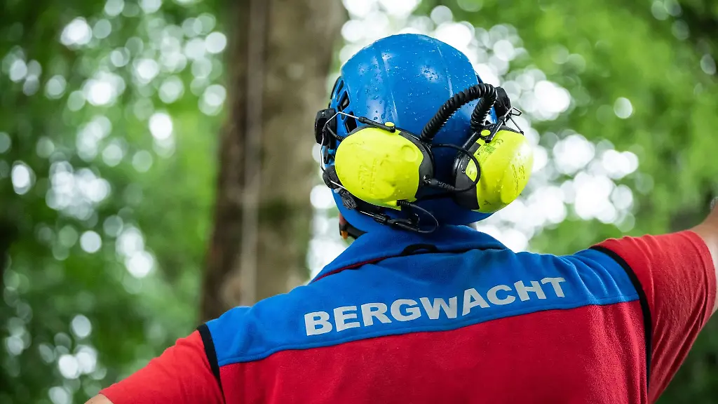 Der-Schriftzug-Bergwacht-ist-auf-der-Jacke-eines-Mitglieds-der-Bergwacht-in-Waldkirch-zu-sehen