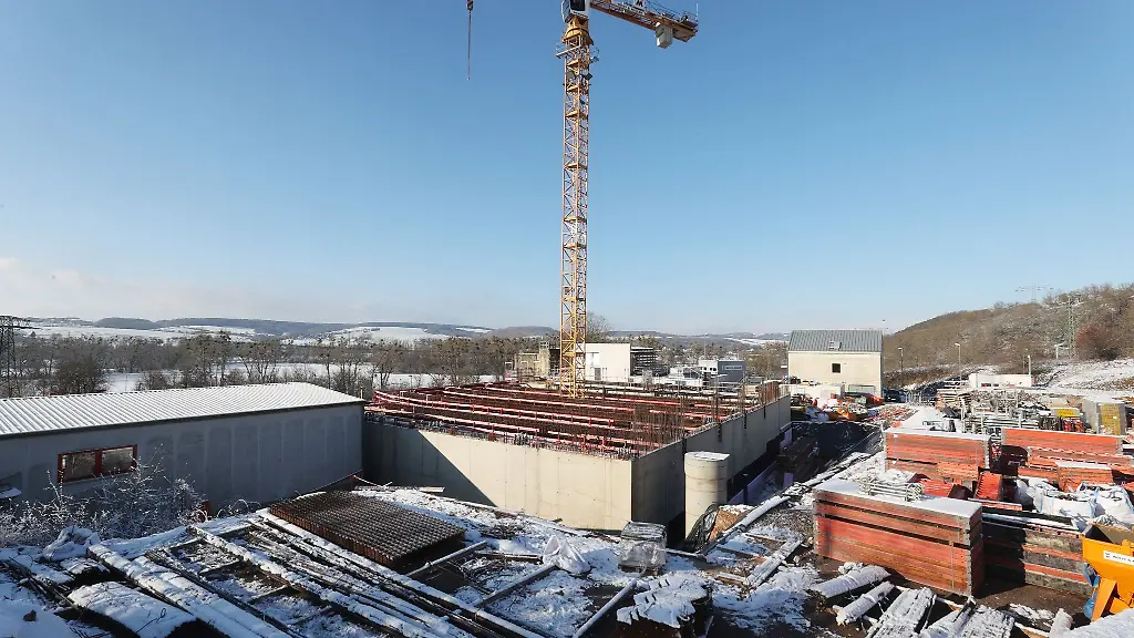 Ein-Kran-steht-auf-der-Baustelle-der-Landesfeuerwehrschule