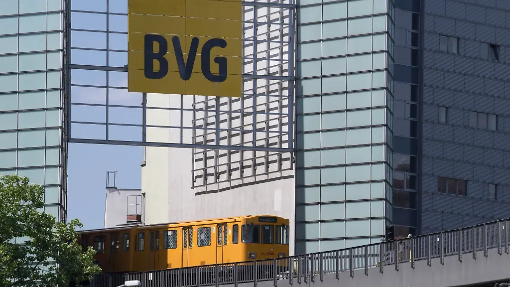 Eine-U-Bahn-faehrt-vor-dem-Bahnhof-Moeckernbruecke-am-Technikmuseum-vorbei