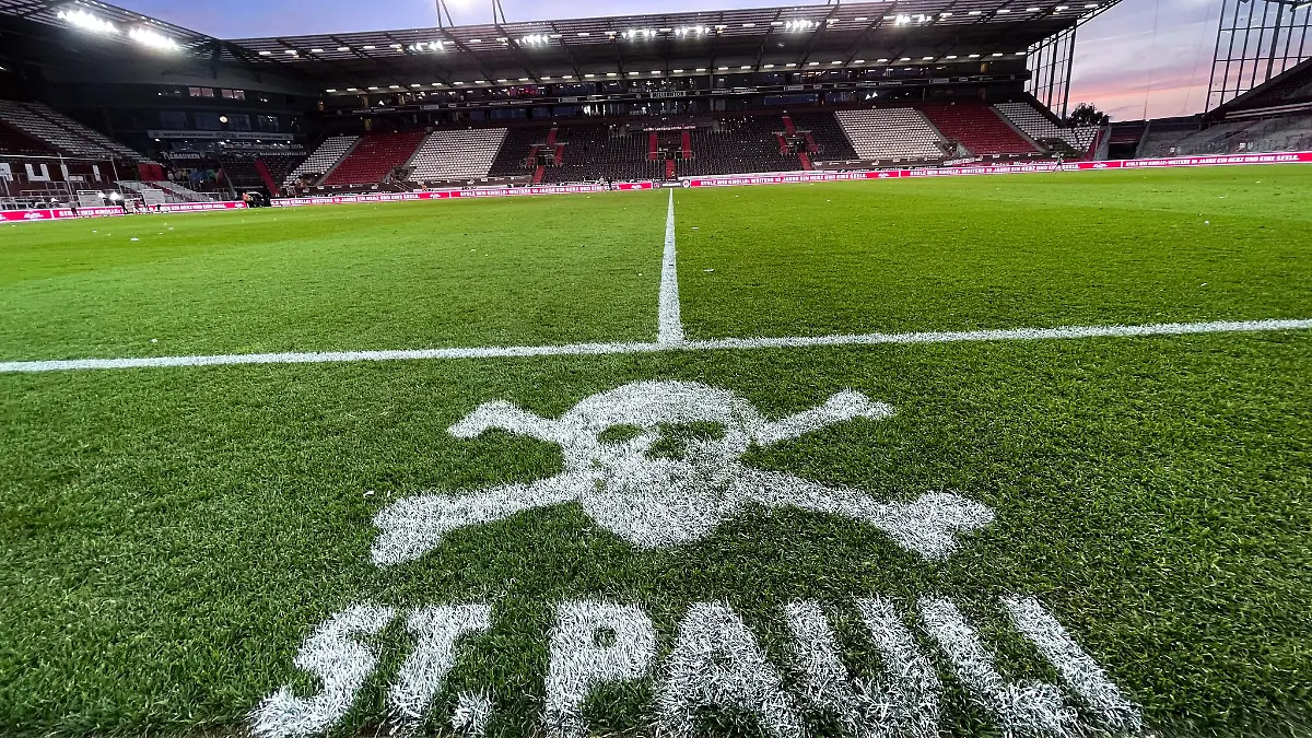 Das-Logo-vom-FC-St-Pauli-an-der-Mittellinie