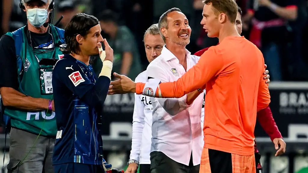 Moenchengladbachs-Torhueter-Yann-Sommer-l-r-Cheftrainer-Adi-Huetter-und-Muenchens-Torhueter-Manuel-Neuer