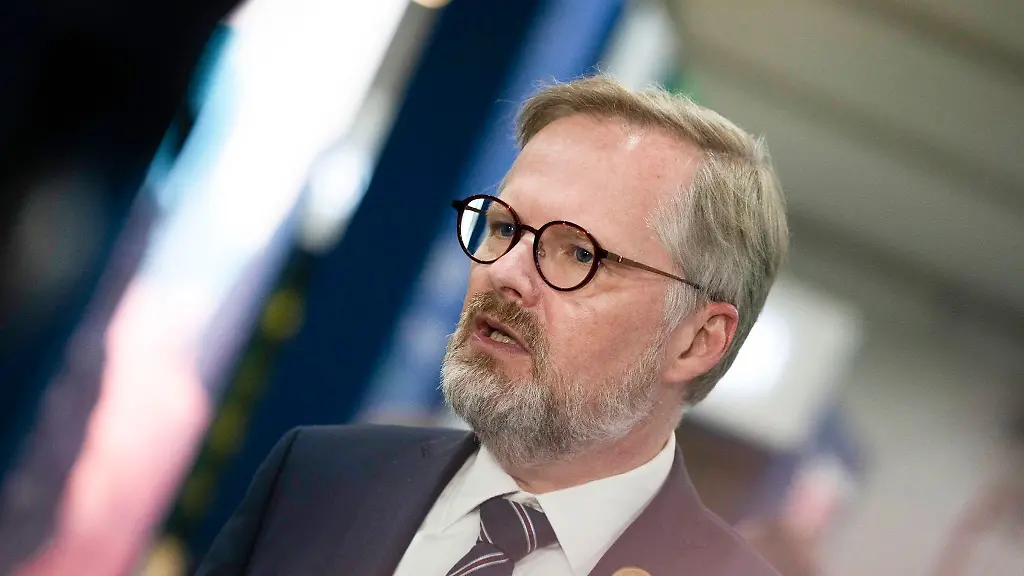 Der-tschichische-Premierminister-Petr-Fiala-hat-mit-seiner-Regierung-ein-Misstrauensvotum-ueberstanden