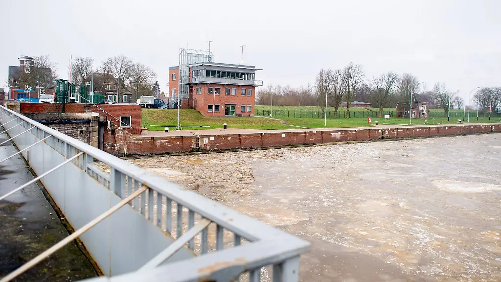 Das-Leitstandgebaeude-steht-an-der-Schleusenkammer-der-Grossen-Seeschleuse