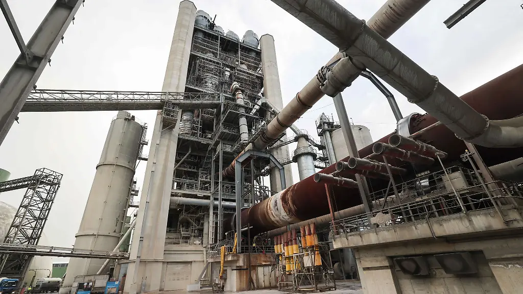 Blick-auf-den-Drehrohrofen-r-der-Ofenlinie-11-des-Zementwerks-von-Holzim