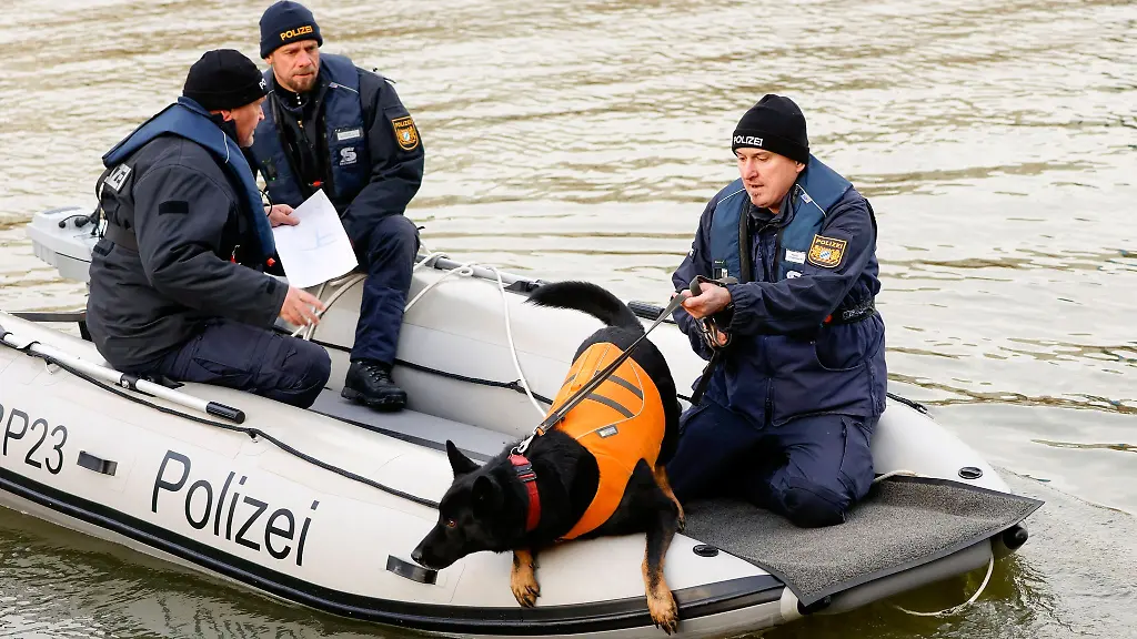 Einsatzkraefte-und-ein-Leichenspuerhund-suchen-im-Main-Donau-Kanal-bei-Nuernberg-nach-einer-vermissten-Frau