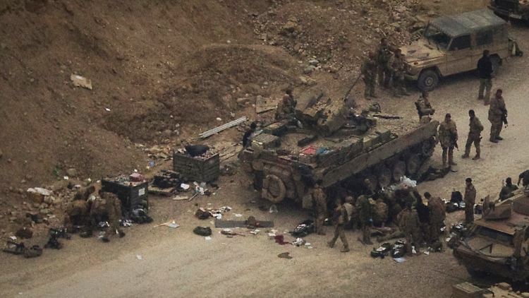 Deutsche und US-Soldaten versuchen, den Verletzten zu helfen.