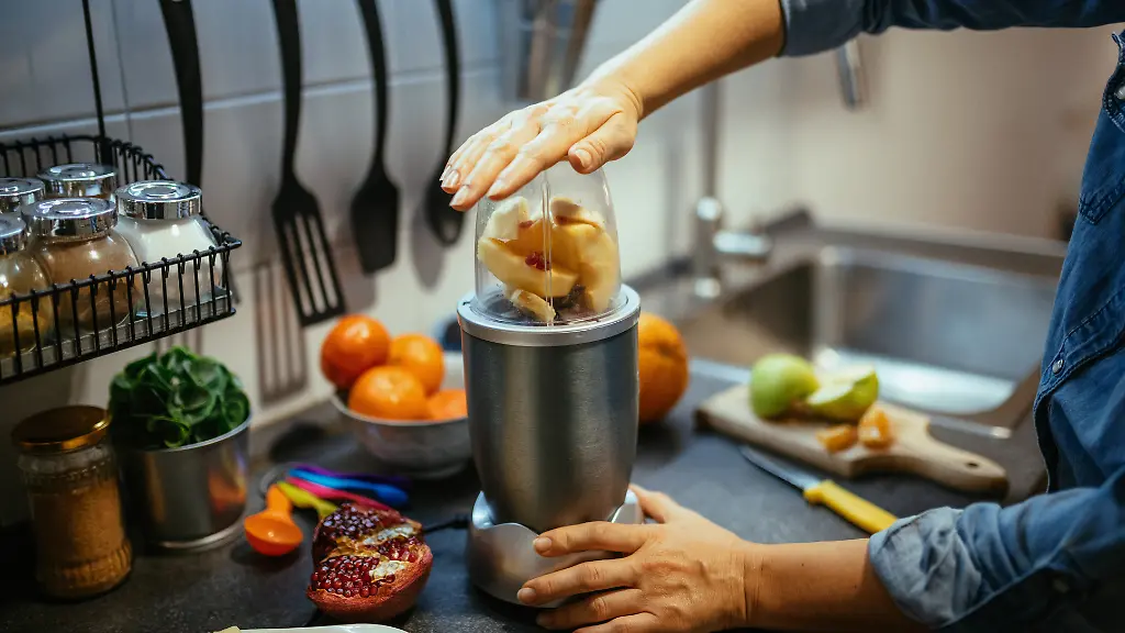 Ein-frischer-Smoothie-versorgt-den-Koerper-mit-vielen-Vitaminen-und-Mineralstoffen