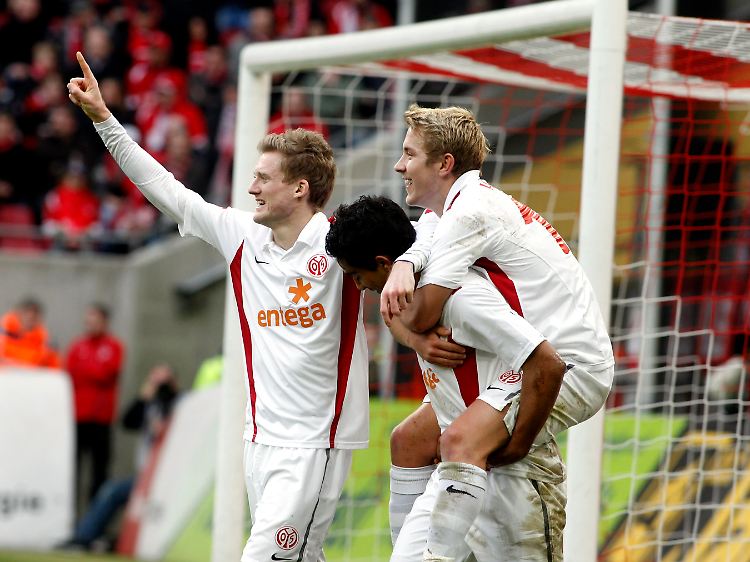 Das neuformierte Mainzer Offensivtrio: Lewis Holtby (r.), Andre Schürrle (l.) sind weiter dabei. Neu ist Sami Allagui, der den verletzten Adam Szalai ersetzt.