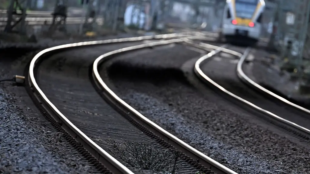 Ein-Zug-faehrt-aus-einem-Bahnhof