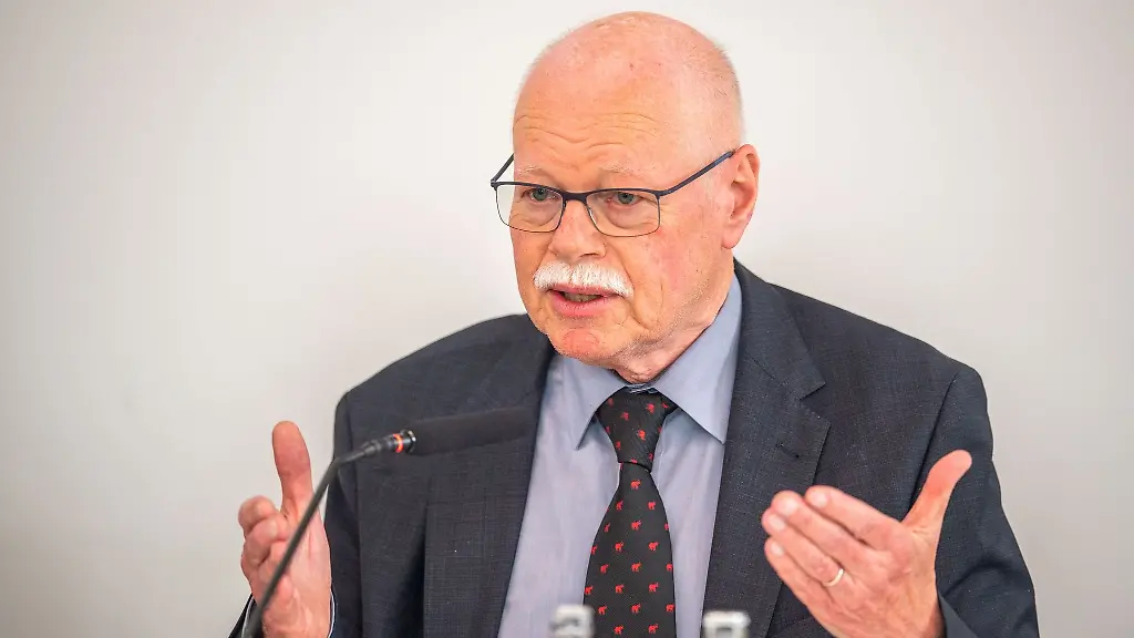 Ulrich-Maeurer-SPD-Innensenator-der-Freien-Hansestadt-Bremen-nimmt-an-einer-Pressekonferenz-der-Innenminister-und-senatoren-teil