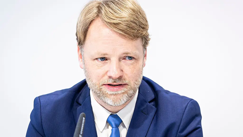 Gerald-Heere-Buendnis-90-Die-Gruenen-Finanzminister-von-Niedersachsen-spricht-auf-einer-Pressekonferenz