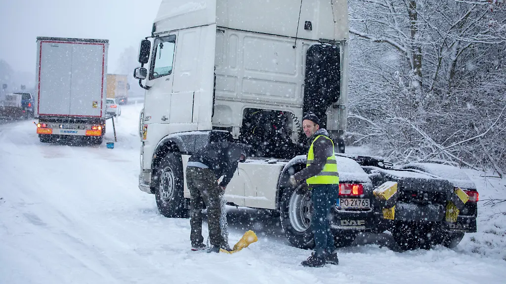 Auf-der-A72-bei-Plauen-sorgte-der-Schneefall-fuer-Chaos