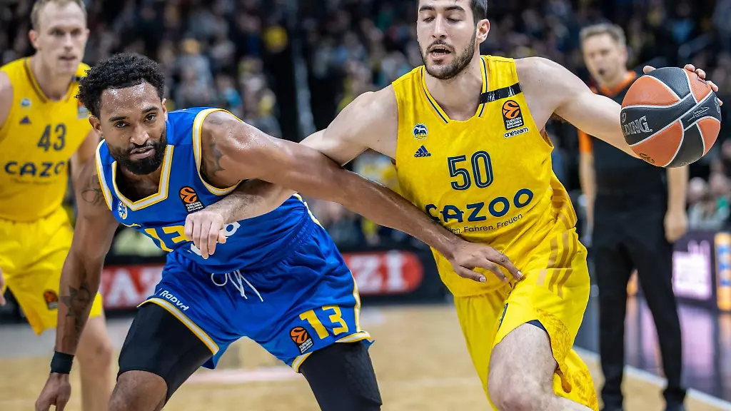 Darrun-Hilliard-von-Maccabi-Tel-Aviv-kaempft-gegen-Albas-Yovel-Zoosman-r-um-den-Ball