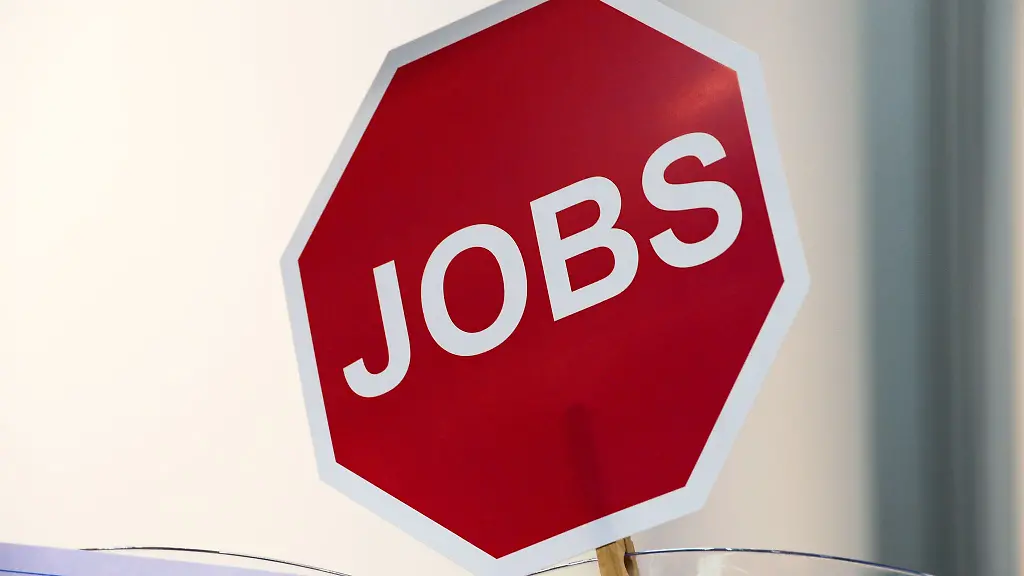 Ein-Schild-mit-Aufschrift-ist-waehrend-einer-Firmenkontaktmesse-in-Erfurt-an-einem-Messestand-angebracht