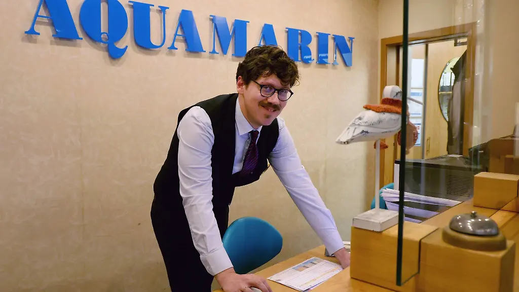 Michel-Polak-Carlota-aus-Sao-Paulo-angehender-Kaufmann-fuer-Tourismus-und-Freizeit-in-der-Rezeption-des-Hotels-Aquamarin