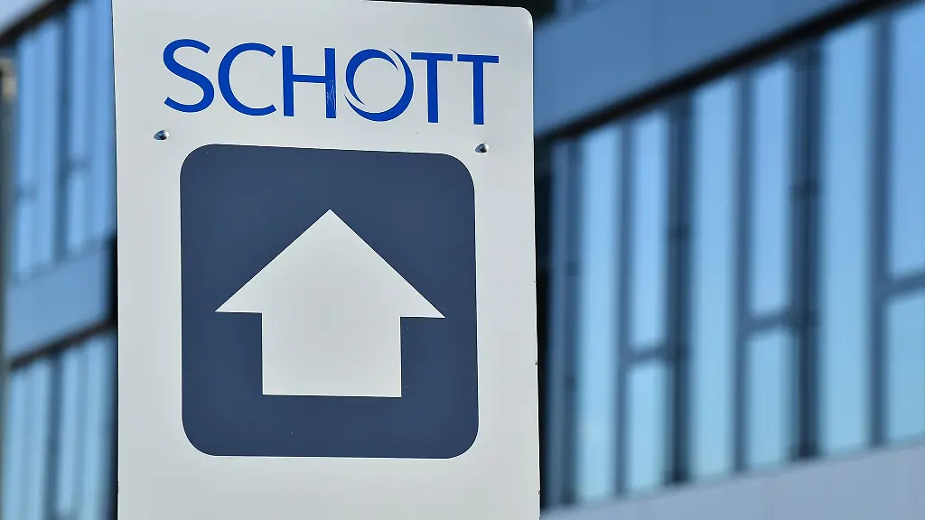 Schott-steht-auf-dem-Wegweiser-im-Gelaende-eines-Produktionsstandortes-der-Schott-AG