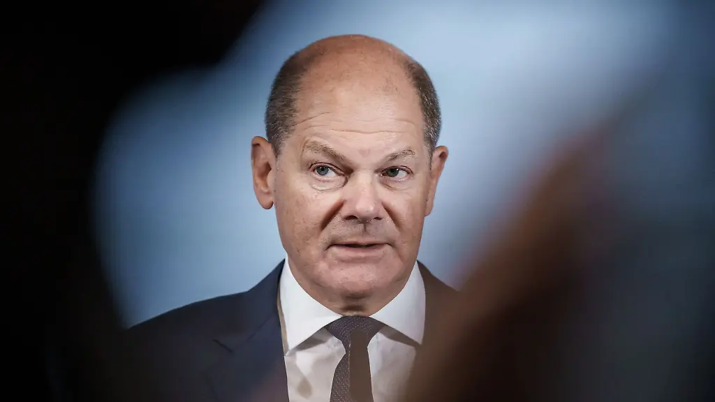 Bundeskanzler-Olaf-Scholz-SPD-spricht-im-Bundesamt-fuer-Auswaertige-Angelegenheiten