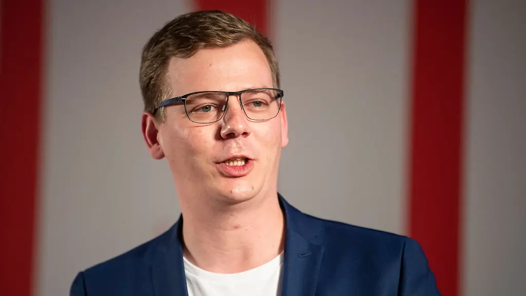 Sebastian-Walter-Landesvorsitzender-spricht-auf-einem-Parteitag