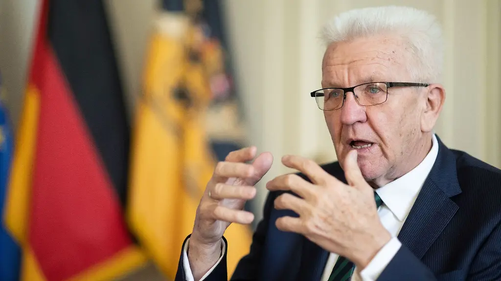 Baden-Wuerttembergs-Ministerpraesident-Winfried-Kretschmann-nimmt-an-einem-Interview-teil