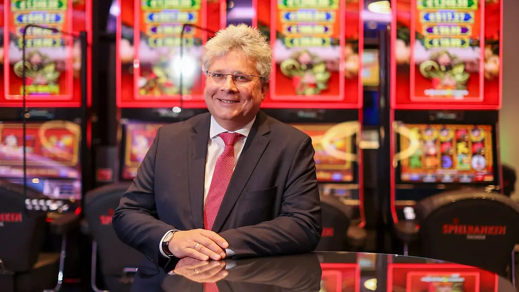 Frank-Schwarz-Geschaeftsfuehrer-der-Saechsischen-Spielbanken-GmbH-Co-KG-steht-in-einer-Spielbank