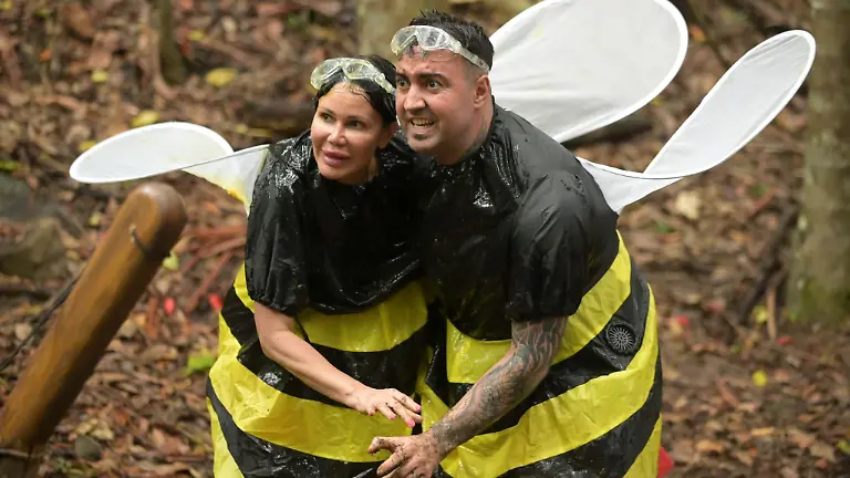Djamila-Rowe-und-Cosimo-Citiolo-treten-in-der-RTL-Show-Ich-bin-ein-Star-Holt-mich-hier-raus-zur-Schatzsuche-Bee-Careful-an-Dazu-schluepften-sie-in-ein-gemeinsames-Bienenkostuem
