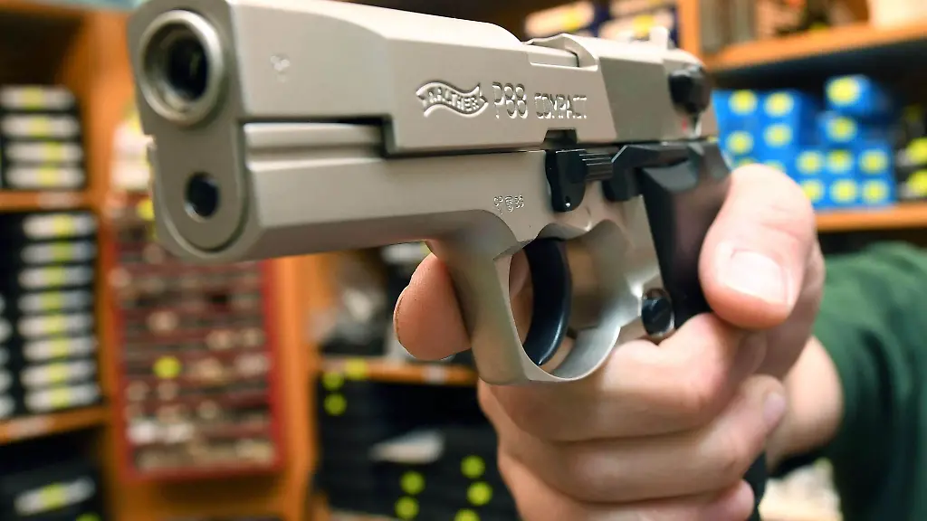 In-einem-Waffengeschaeft-wird-eine-Schreckschusspistole-vom-Typ-Walther-P88-Compact-Kaliber-9mm-PAK-gezeigt