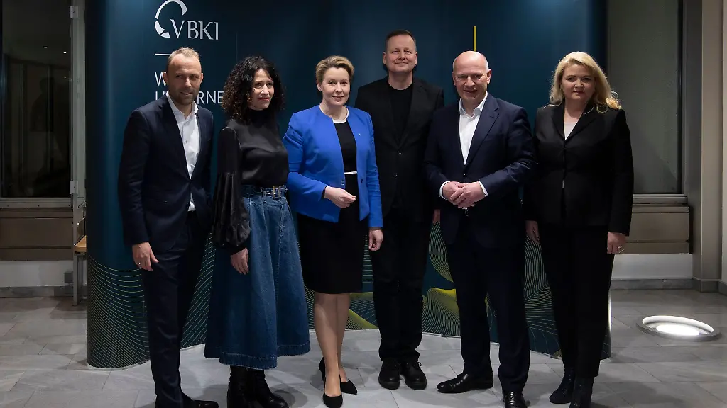 Die-Spitzenkandidaten-bei-einer-Diskussionsveranstaltung