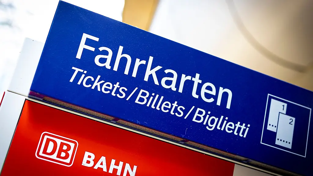 Ein-Fahrkartenautomat-der-Deutschen-Bahn-steht-an-einem-Bahnhof