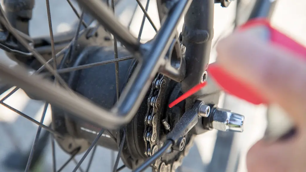 Ein-guter-Tropfen-Mit-speziellem-Kettenoel-laeuft-die-Kette-nach-der-Reinigung-wieder-geschmiert