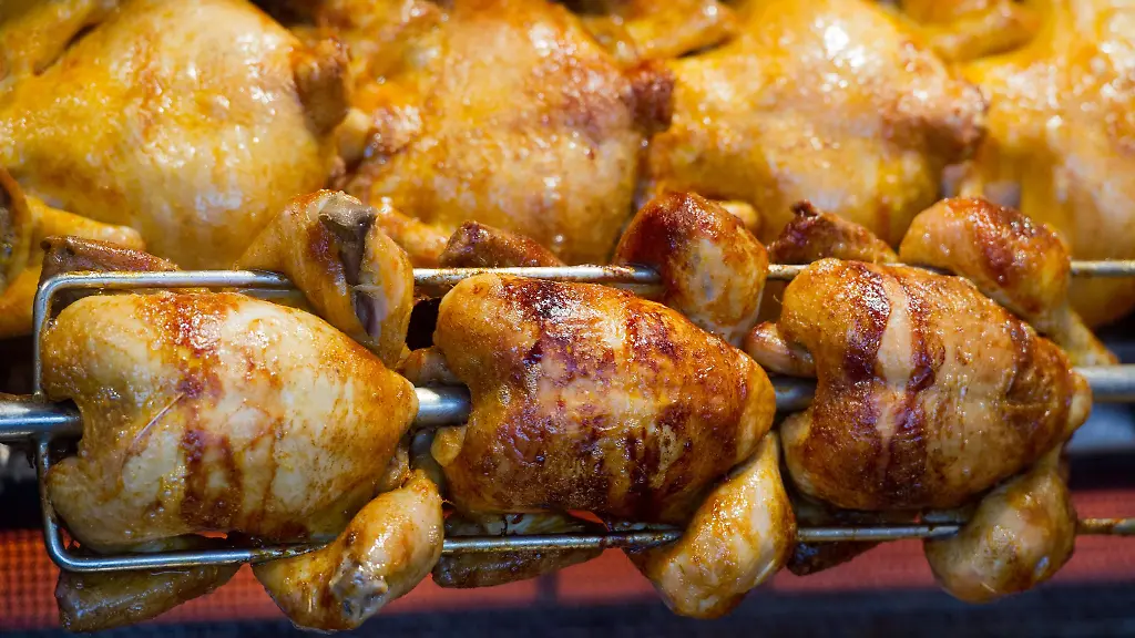 Grillhaehnchen-sind-in-einem-Imbisswagen-zu-sehen