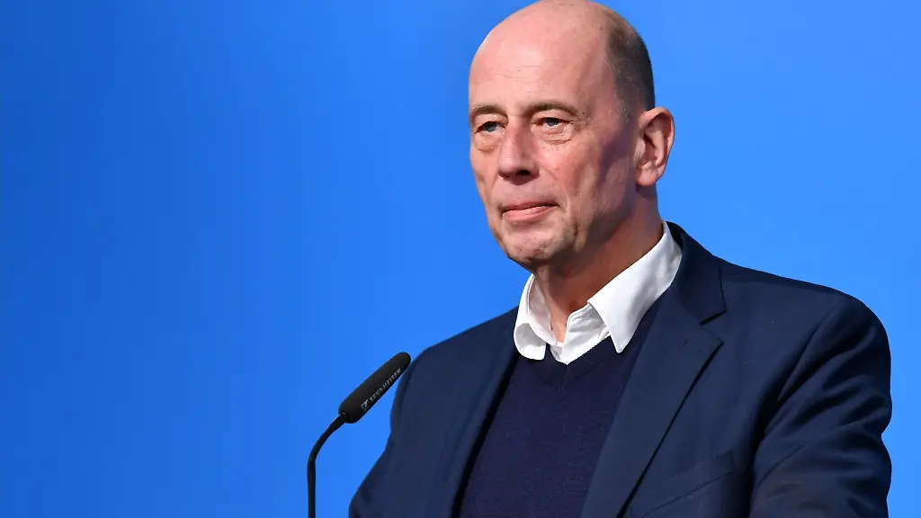 Wolfgang-Tiefensee-SPD-Minister-fuer-Wirtschaft-in-Thueringen-vor-der-Presse