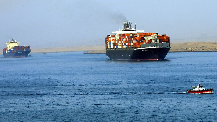 Containerschiffe verlassen den Suezkanal nahe der Stadt Suez.