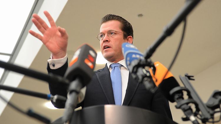 Guttenberg bei seiner Erklärung im Verteidigungsministerium.