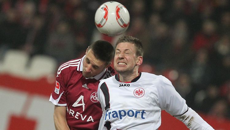 Kopf an Kopf: Timmy Simons vom "Club" (l) und Marco Russ im Zweikampf.