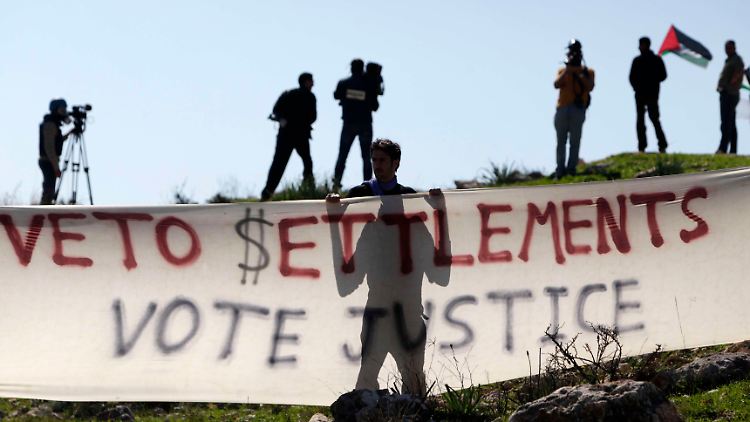 Demonstranten nahe Ramallah fordern ein Ende der Siedlungspolitik.
