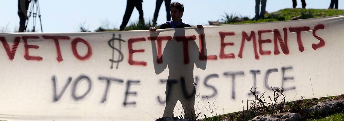 Demonstranten nahe Ramallah fordern ein Ende der Siedlungspolitik.