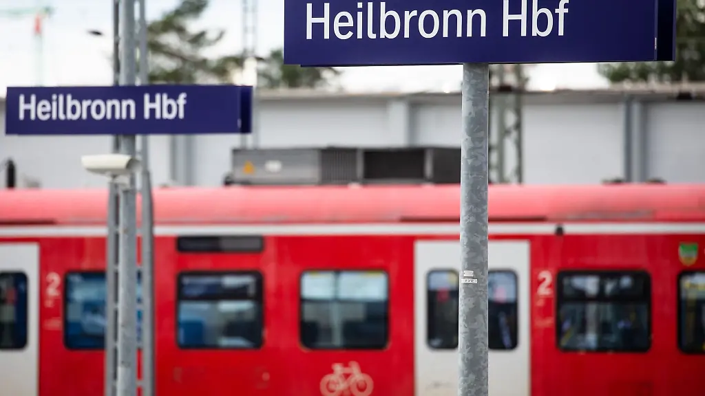Heilbronn-Hbf-steht-auf-den-Schildern-an-den-Bahnsteigen-des-Hauptbahnhofs