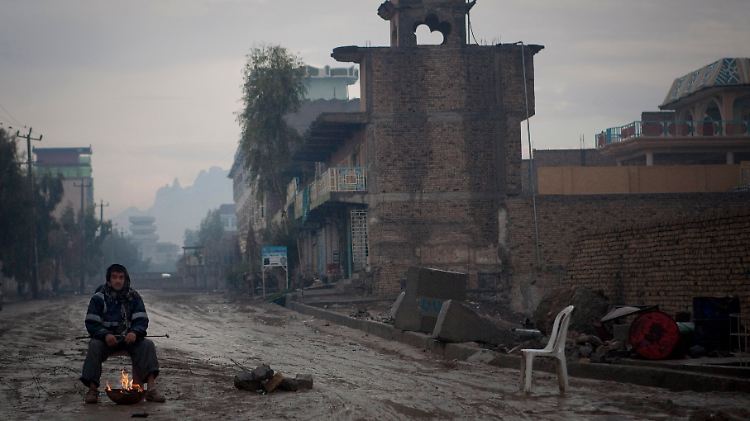 Eine Sicherheitskraft in Kandahar bewacht die Straße.