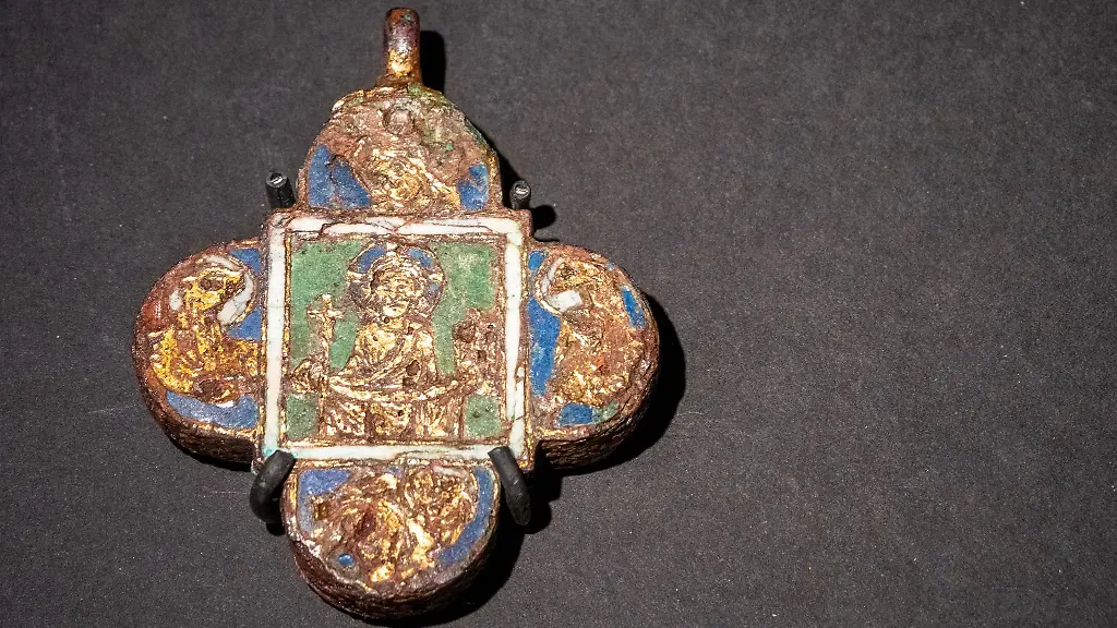 In-einer-Vitrine-des-Landesmuseums-Mainz-liegt-ein-Reliquien-Anhaenger-aus-dem-12-Jahrhundert