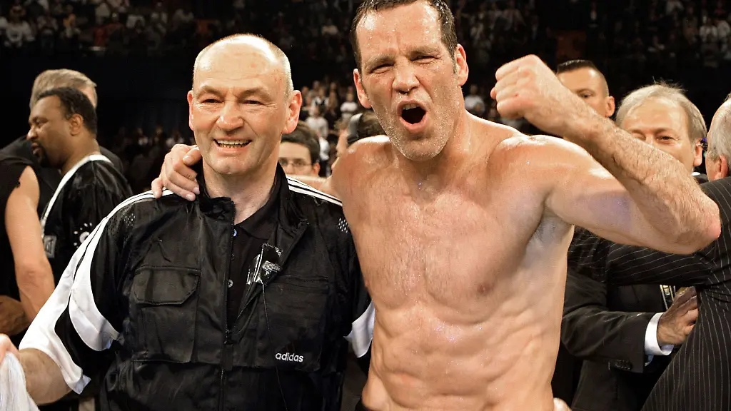Der-Trainer-Manfred-Wolke-l-umarmt-den-Boxer-Henry-Maske-nach-dessen-Sieg-ueber-den-US-Amerikaner-Virgil-Hill-am-31-03-2007-in-der-Olympiahalle-in-Muenchen