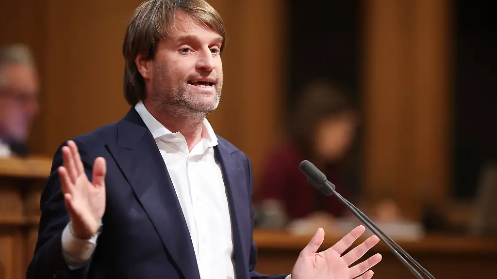 Dominik-Lorenzen-Co-Fraktionsvorsitzender-Buendnis90-Die-Gruenen-in-Hamburg