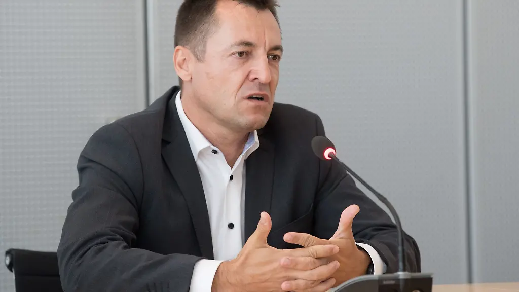 Torsten-Herbst-Bundestagsabgeordneter-und-Generalsekretaer-der-FDP-Sachsen-spricht-auf-einer-Pressekonferenz