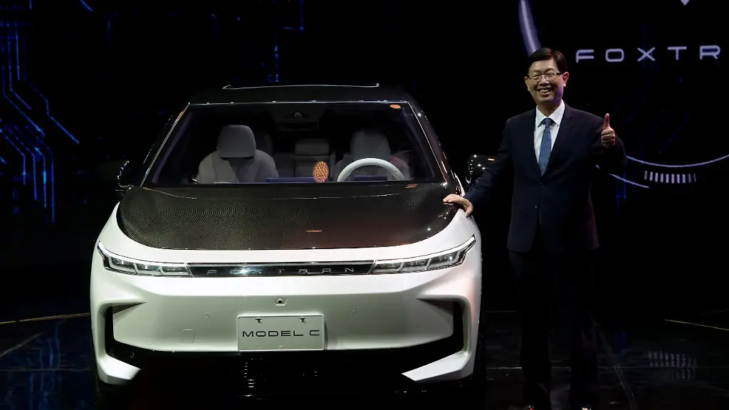 2021-10-18T061310Z-581290066-RC24CQ9FYBPI-RTRMADP-3-TAIWAN-FOXCONN