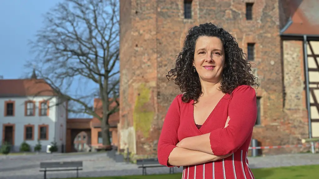 Franziska-Hauser-steht-auf-der-Burg-Beeskow