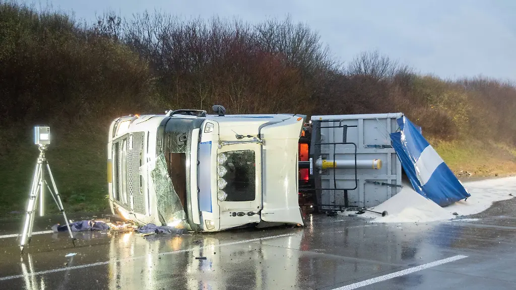 Ein-verunglueckter-Lkw-liegt-umgekippt-auf-der-A4-bei-Eschweiler