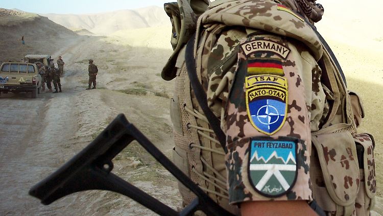 Ein Soldat des deutschen ISAF-Kontingents patrouilliert in der Umgebung von Faisabad.