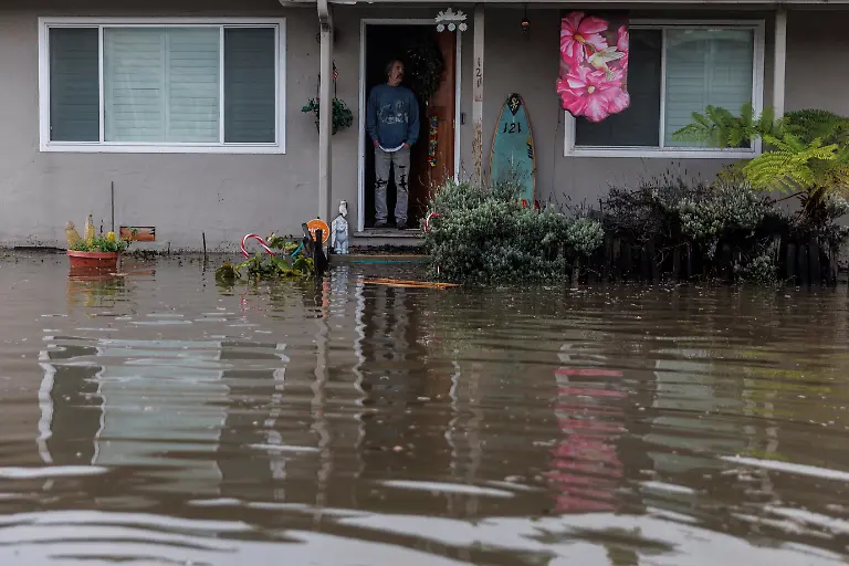2023-01-06T002636Z-1572315569-RC2NKY9794WI-RTRMADP-3-USA-WEATHER-CALIFORNIA